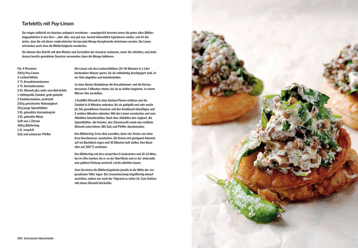Nahaufnahme von Linsentörtchen mit cremigem Belag und grünen Blättern auf goldbraunem Gebäck.