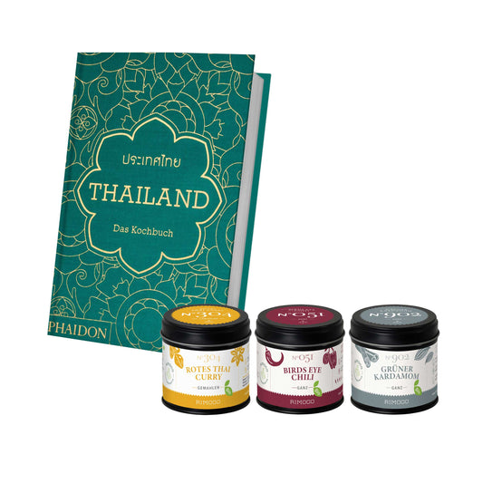 Thai-Kochbuch mit Gläsern: Rotes Thai-Curry, Birds Eye Chili und grüne Kardamomkapseln.