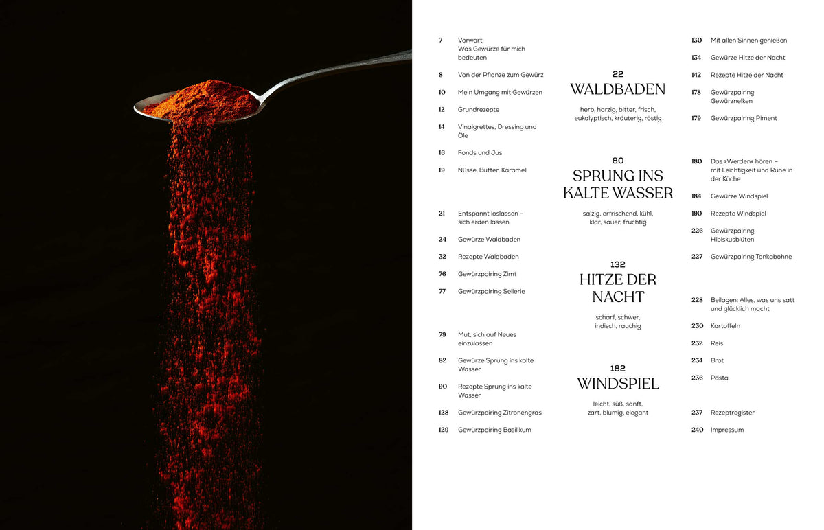 Ein Löffel streut gemahlenen Bio Cayenne Pfeffer, rechts liegt Das Kochbuch des Geschenksets Gewürze.