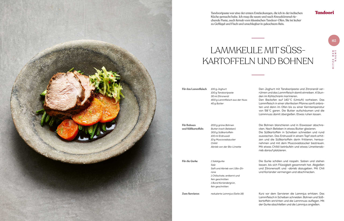 Ein Teller mit Lammstücken, Süßkartoffeln, grünen Bohnen und Salat.