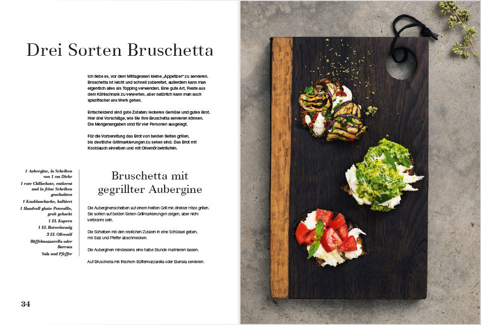 Drei Bruschetta mit dem Geschenkset Grillgemüse neben deutschen Rezepten auf weißer Fläche.