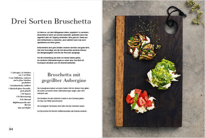 Drei Bruschetta mit dem Geschenkset Grillgemüse neben deutschen Rezepten auf weißer Fläche.