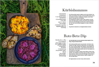 Zwei Schalen Dip mit Brot auf Holzbrett neben einem Geschenkset Grillgemüse-Etikett.