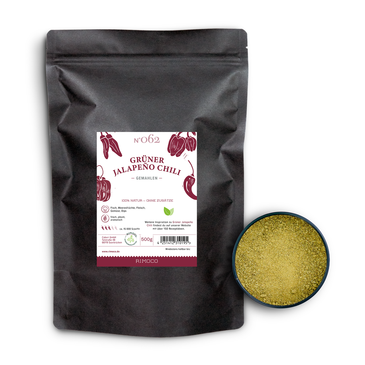 Schwarzer Beutel Grüner Jalapeño Chili gemahlen neben einer Schale grünes Chilipulver.