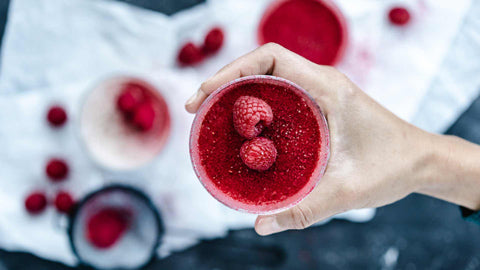 Hand hält eine Haferflockenkekse-Geschenkrolle von Manuela Wisbeck, von oben fotografiert.