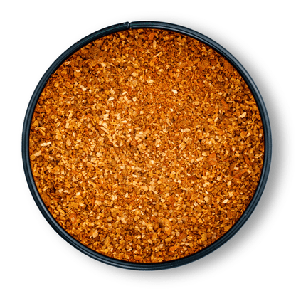 Runde Dose mit grobem, orange-braunem Bio Hot BBQ Rub von oben auf weißem Hintergrund.