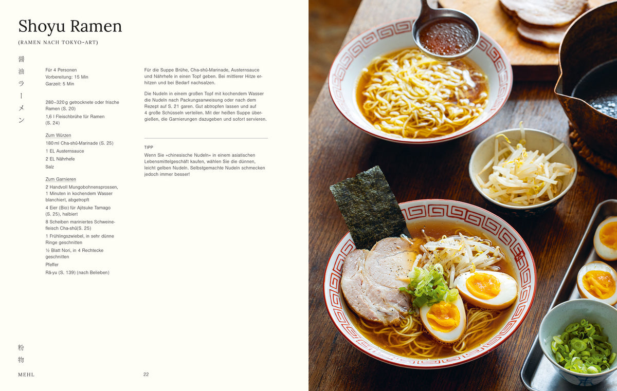 Ein geöffnetes Kochbuch zeigt ein Shoyu-Ramen-Rezept mit Eiern und Schweinefleisch.