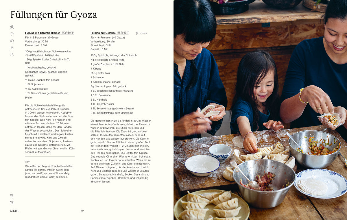 Eine Familie sitzt an einem Tisch und faltet gemeinsam Gyoza-Teigtaschen.