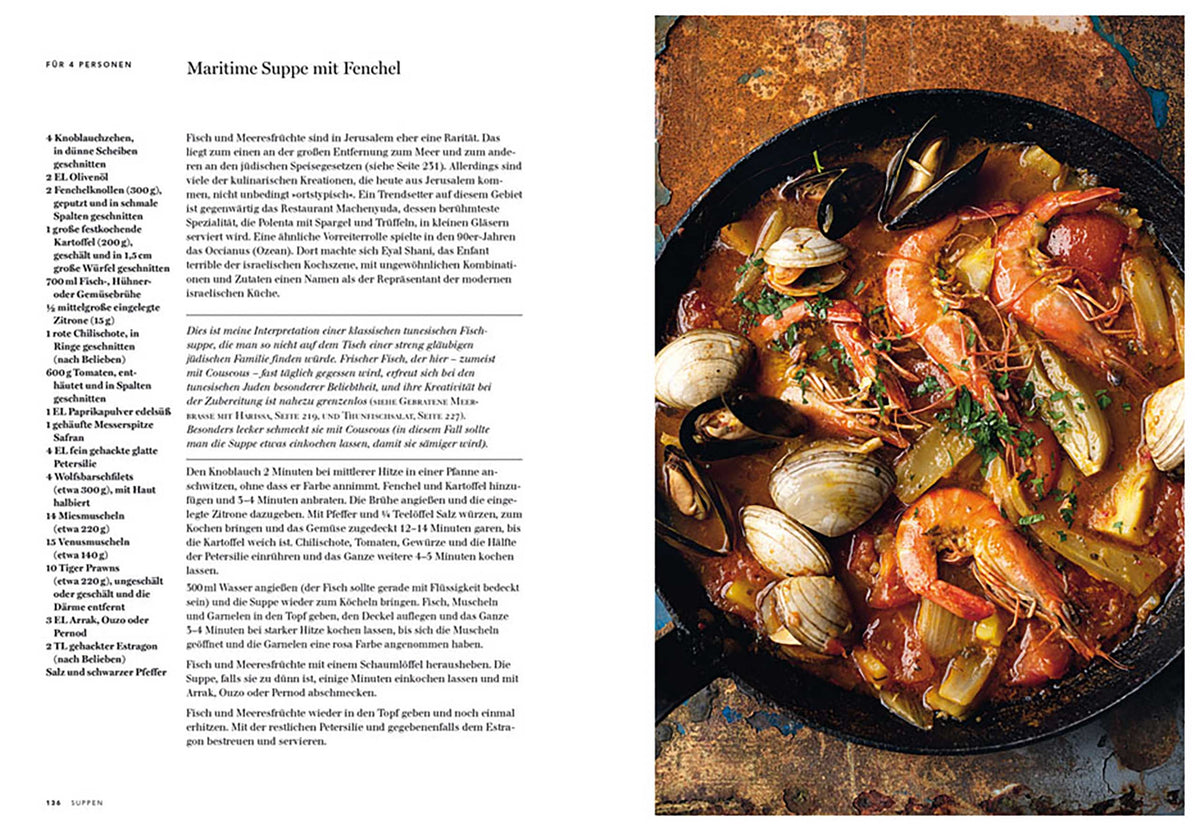 Meeresfrüchteeintopf mit Garnelen, Muscheln und Venusmuscheln in schwarzer Pfanne neben Rezepttext.