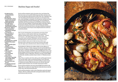 Meeresfrüchte-Eintopf mit Garnelen, Muscheln und Clams neben Geschenkset Ottolenghi Jerusalem.