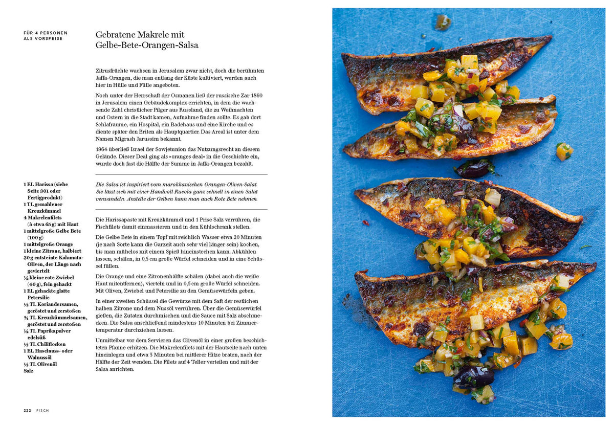 Vier gegrillte Makrelenfilets mit gelber Rote-Bete- und Orangen-Salsa auf einem Teller.