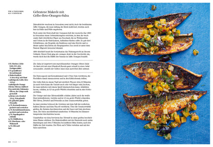 Vier gegrillte Makrelenfilets mit gelber Rote-Bete- und Orangen-Salsa auf einem Teller.