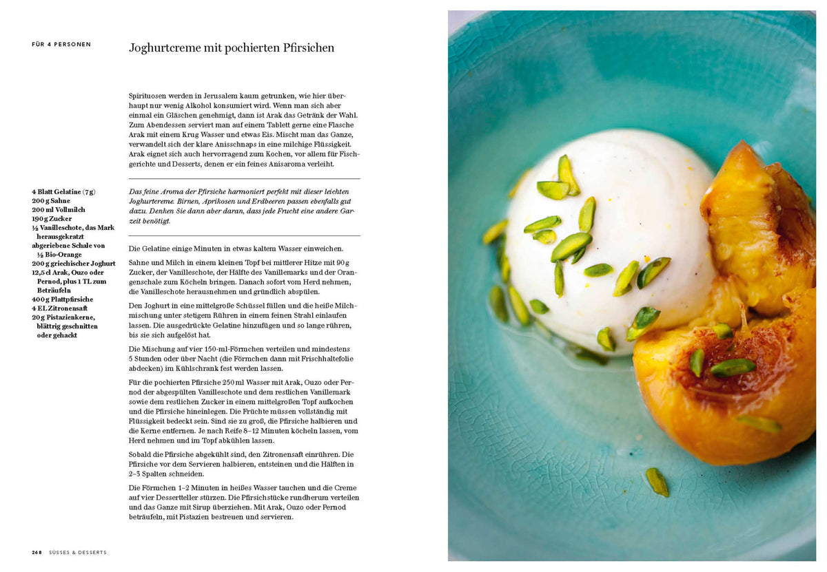 Ein Dessert mit pochiertem Pfirsich, Panna Cotta und Pistazien aus dem Ottolenghi Jerusalem Geschenkset.