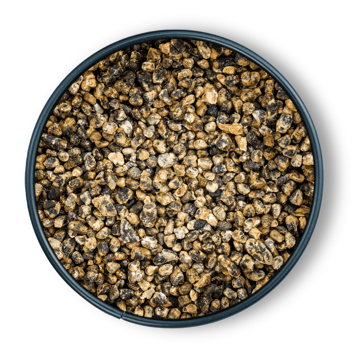 Runde Schale mit ganzen Bio-Kardamomsamen, gemischt schwarz-braune Stücke, von oben gesehen.