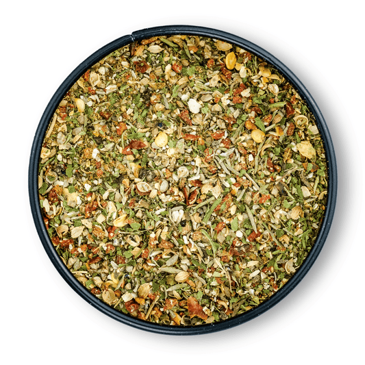 Runde Dose mit Bio Köfte Gewürz, bunte Mischung aus getrockneten orientalischen Kräutern und Gewürzen, Aufsicht.