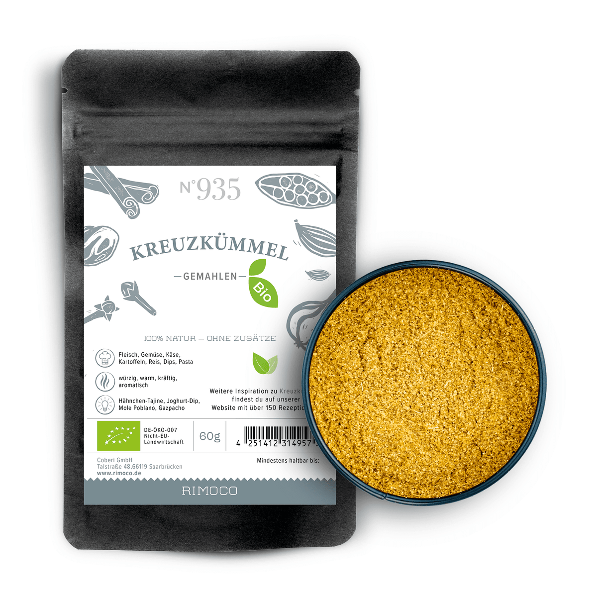Ein schwarzer Nachfüllpack mit der Aufschrift "Bio Kreuzkümmel gemahlen" neben einer runden Schale mit gemahlenem Kreuzkümmel.