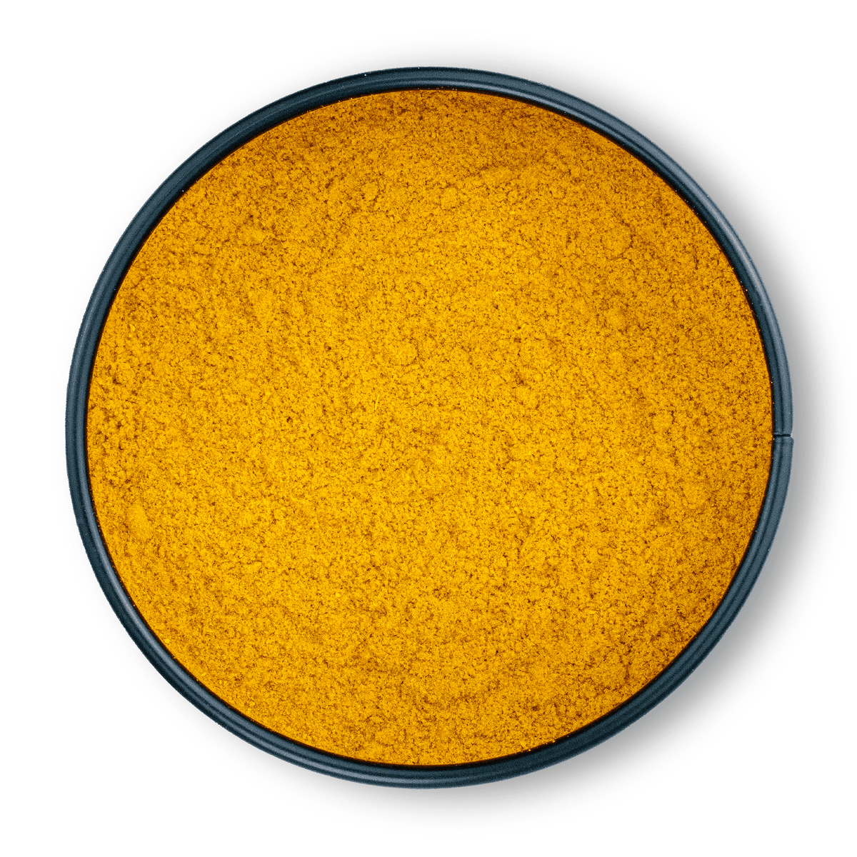 Eine runde Schale mit gemahlenem Kurkumapulver, von oben auf weißem Hintergrund fotografiert.