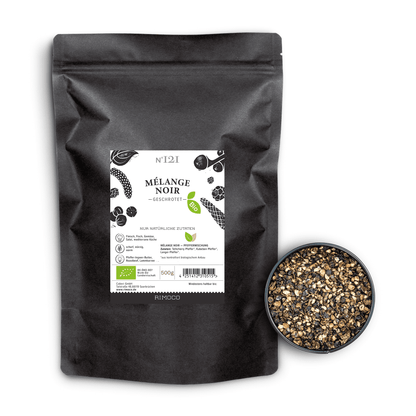 Schwarze Tüte mit Aufschrift Bio Mélange Noir neben einer Schale mit ganzen schwarzen Pfefferkörnern.