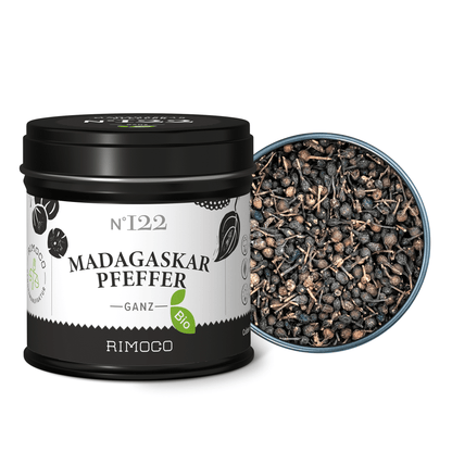 Eine Dose mit Aufschrift Bio Madagaskar Pfeffer neben geöffneten, ganzen Pfefferkörnern.
