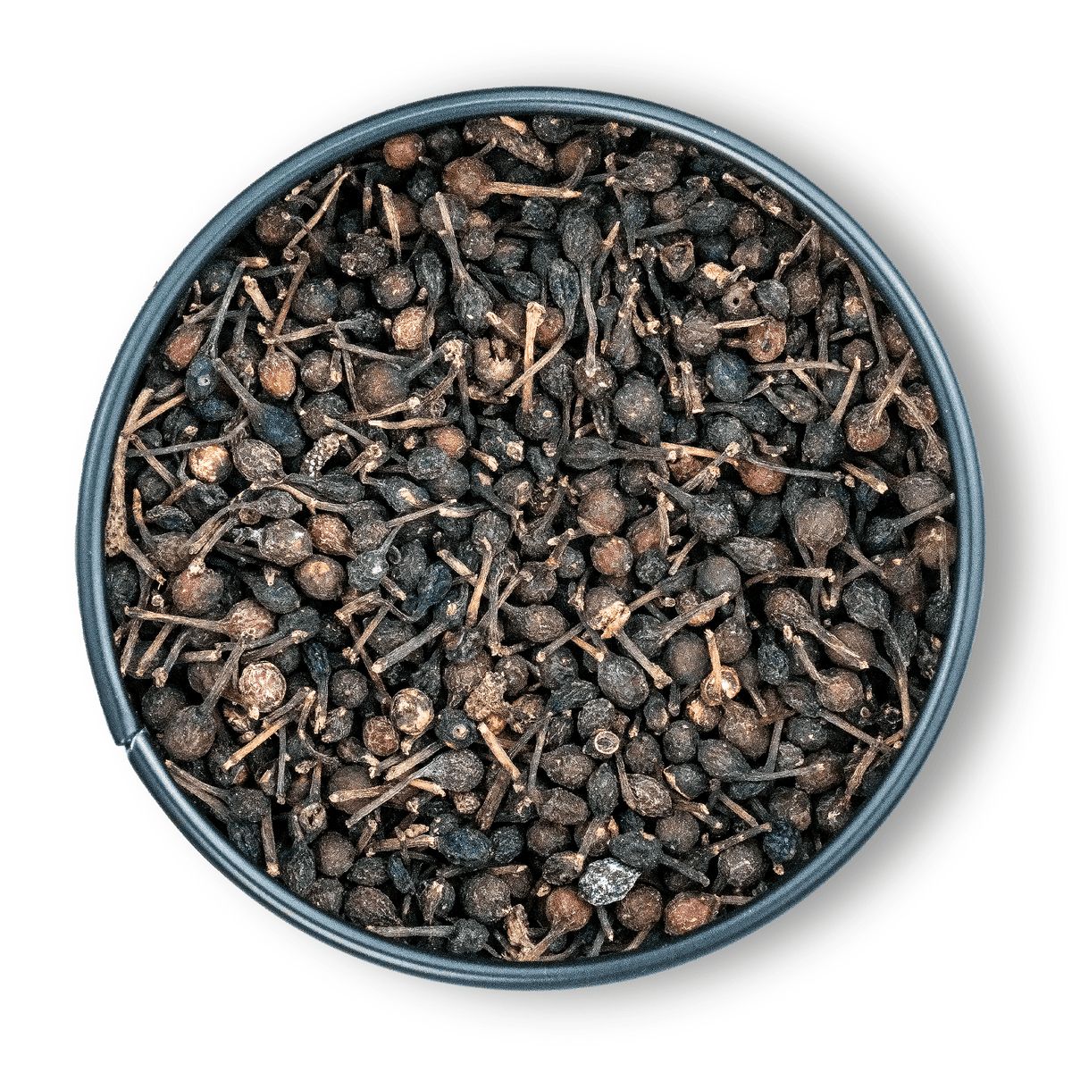 Runde Dose Bio Madagaskar Pfeffer mit ganzen getrockneten Nelken von oben auf weißem Hintergrund.