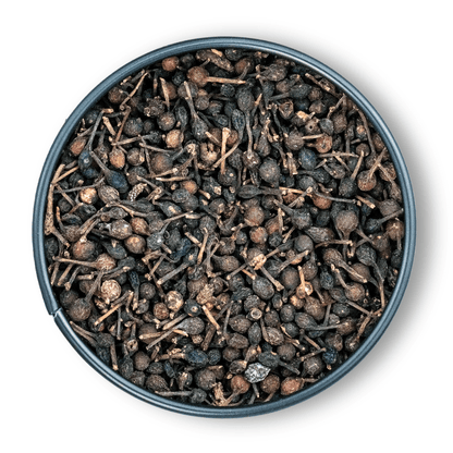 Runde Dose Bio Madagaskar Pfeffer mit ganzen getrockneten Nelken von oben auf weißem Hintergrund.