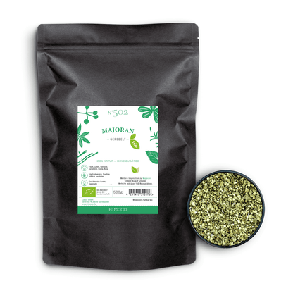 Bio Majoran gerebelt Packung neben einer Schale mit getrocknetem, gerebeltem Majoran auf weißem Hintergrund.