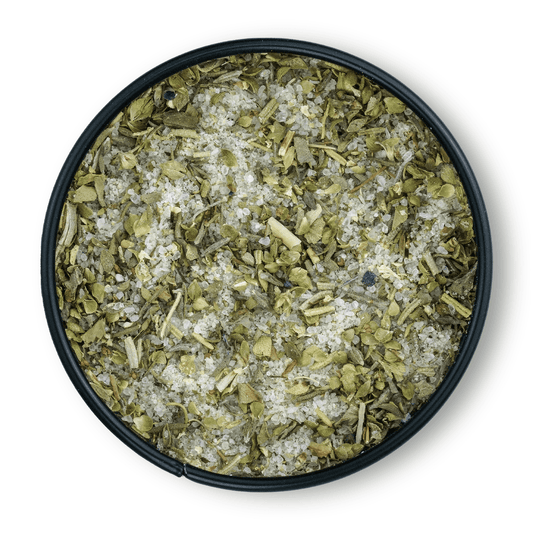 Rundes schwarzes Gefäß mit Bio Mediterranes Kräutersalz, von oben sichtbar.