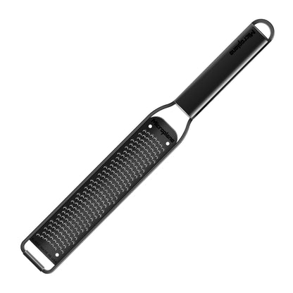 Microplane Zesterreibe Black Sheep in Schwarz, geeignet zum feinen Reiben oder Zesten von Lebensmitteln.