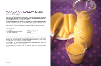 Ein Glas und ein Karaffe Original Indisch Mango Lassi mit frischer Mango auf einem Tisch.