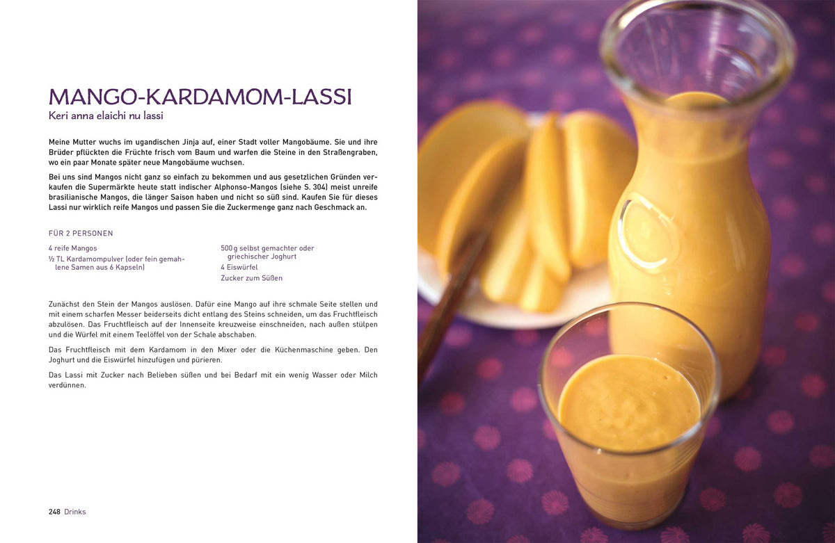 Ein Glas und ein Karaffe Mango-Lassi mit Mangostücken, daneben das Geschenkset Original Indisch.