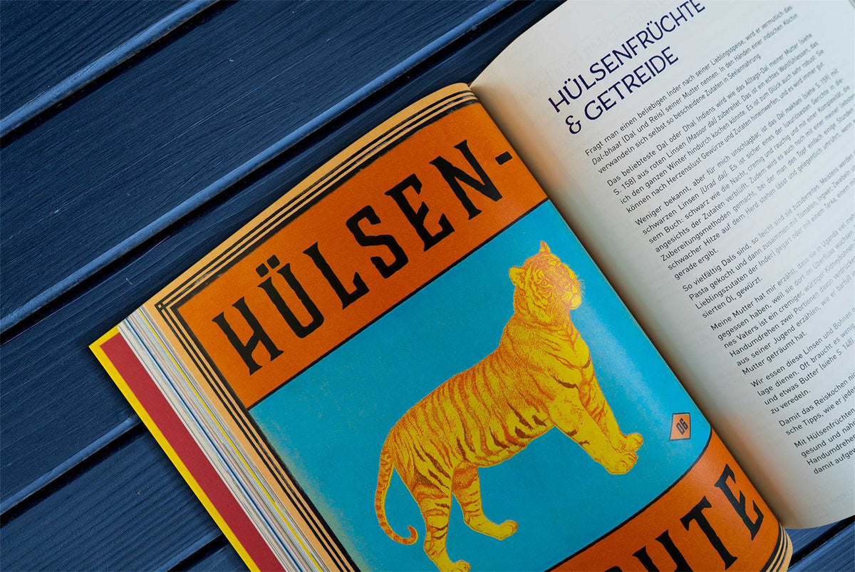 Aufgeschlagenes Buch mit Tigerzeichnung und deutschem Text, Teil des Geschenksets Original Indisch.