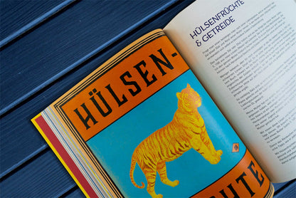 Aufgeschlagenes Buch mit Tigerzeichnung und deutschem Text, Teil des Geschenksets Original Indisch.