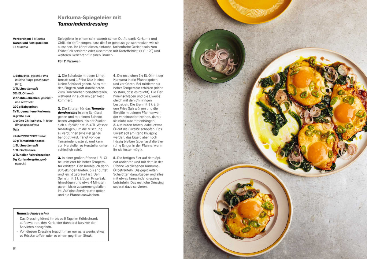Eier auf grünen Blättern mit Saucen, Schalotten, Kräutern und Auberginen-Pickles.