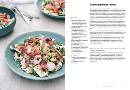 Buttermilch-Fattoush-Salat aus Palästina Das Kochbuch auf hellem Tisch.