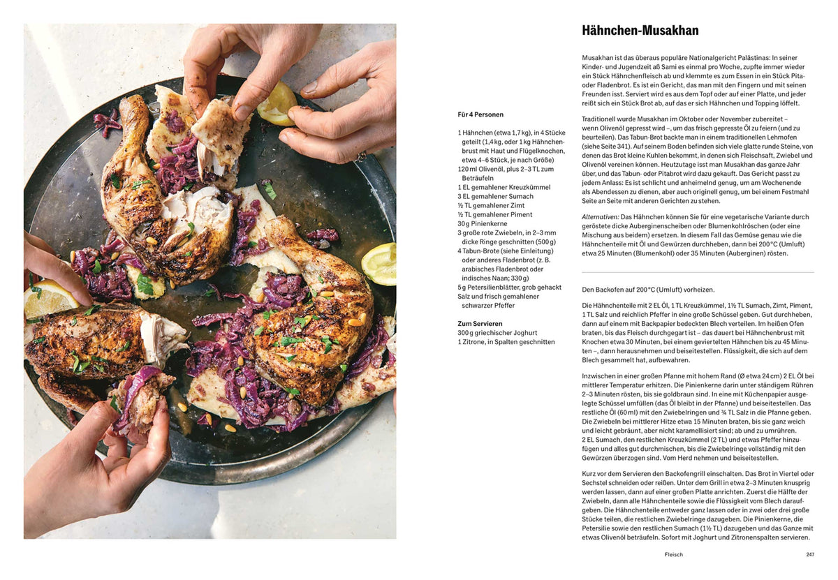 Hände reißen gegrilltes Hähnchen auf Fladenbrot mit violettem Krautsalat.