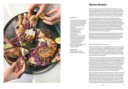 Hände reißen gegrilltes Hähnchen auf Fladenbrot mit violettem Krautsalat.