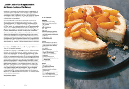 Ein aufgeschnittener Käsekuchen mit gebackenen Aprikosen.