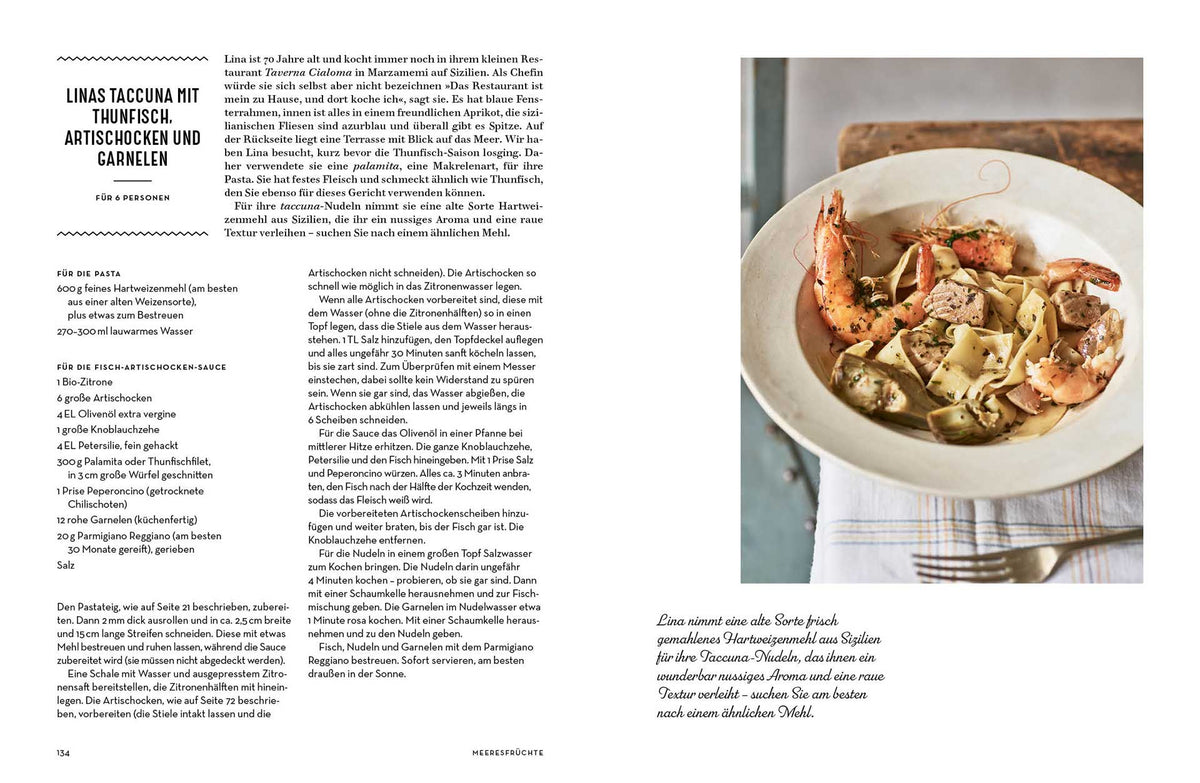 Weiße Schüssel mit Pasta, Garnelen, Artischocken und Thunfisch.
