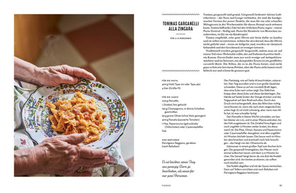 Hände halten einen Teller mit Pasta, Sauce und geriebenem Käse.