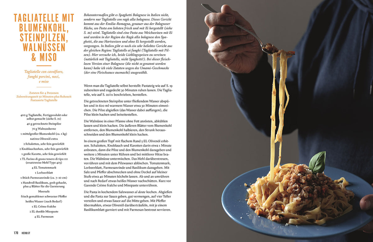 Tagliatelle mit Walnüssen auf blauem Teller, eine Hand dreht die Nudeln; links Text: Pasta & Verdura Kochbuch.