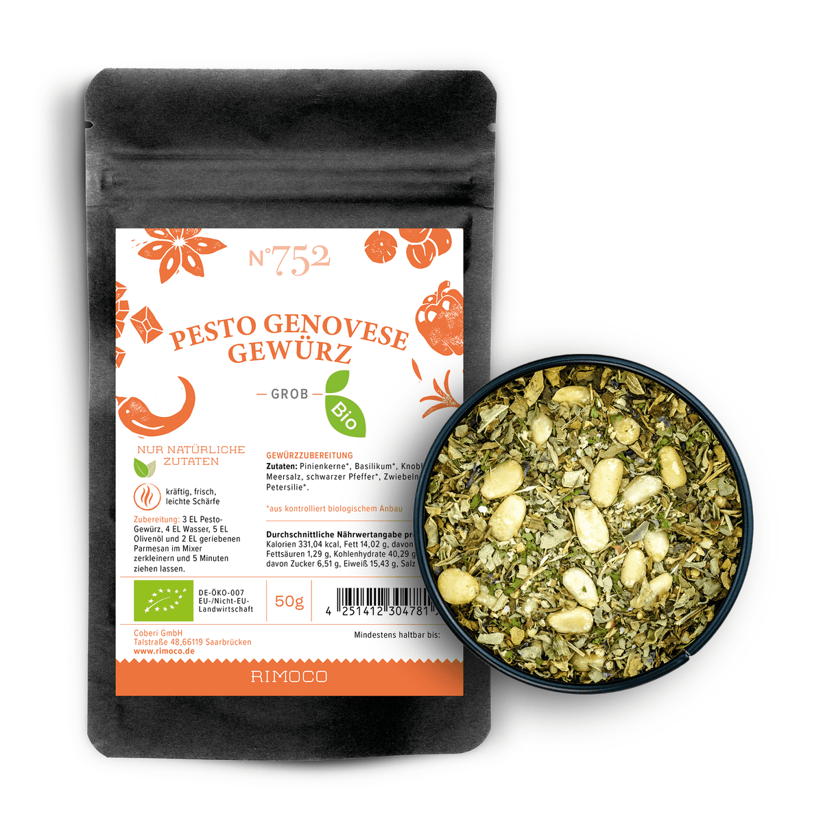 Schale und Packung Bio Pesto Genovese mit Pinienkernen und sichtbaren Kräutern.