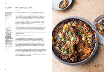 Pilzlasagne mit goldbrauner Kräuter-Käsekruste und aromatischer Sauce, gebacken.