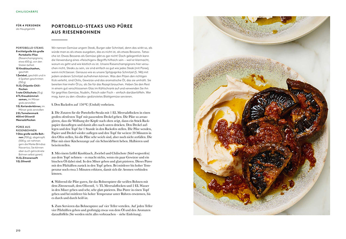 Teller mit Portobello-Steaks, Bohnenpüree, Tomatensauce und Geschenkset Ottolenghi Flavour daneben.