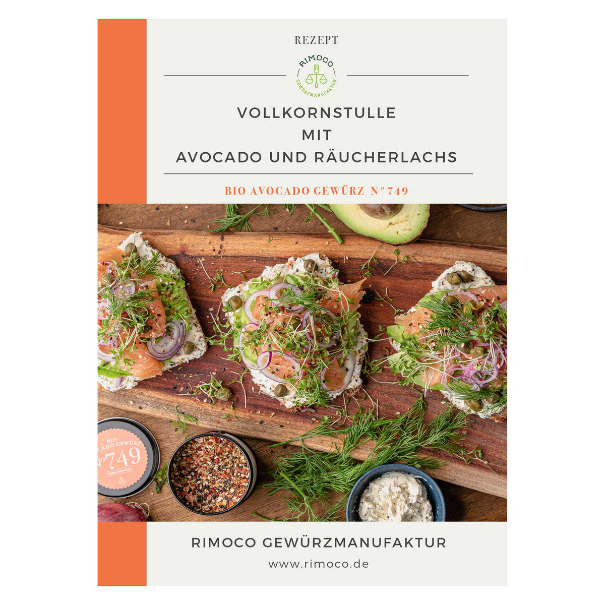 Drei Vollkorn-Stullen mit Avocado, Räucherlachs, Zwiebeln, Kräutern und Probierset Mediterrane Gewürze.