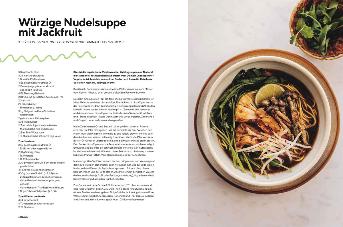 Schüssel Ramen mit Jackfruit, grünen Blättern, Pilzen und Limette von oben gesehen.