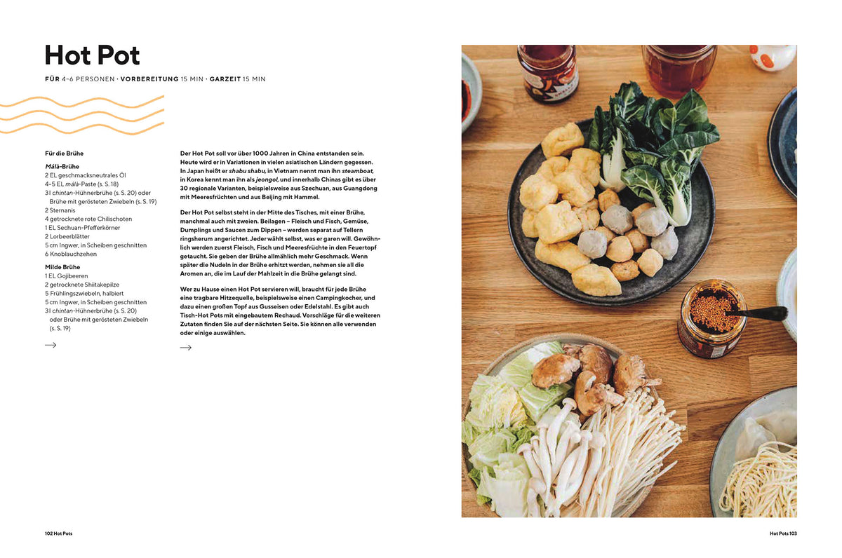 Ein Tisch mit Ramen, Schalen, Dumplings, Tofu, Pilzen und frischem Gemüse.