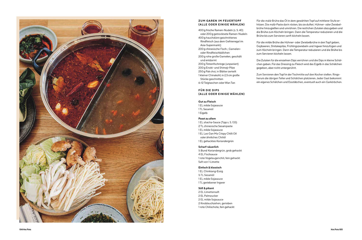 Hot Pot mit klarer und würziger Brühe, Ramen, Dumplings, Pilzen und Gemüse.