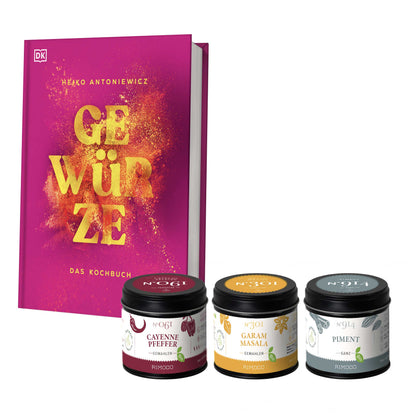 Das Kochbuch (rosa) mit Gläsern Cayennepfeffer gemahlen, Bio Garam Masala und Piment.