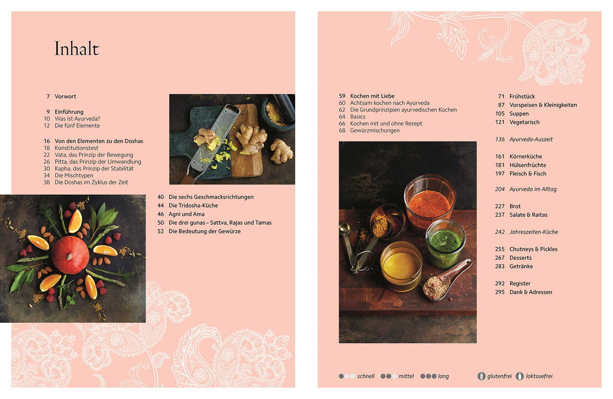 Zwei Seiten aus Achtsame Ayurveda Küche mit bunten Fruchtfotos auf pfirsichfarbenem Hintergrund.