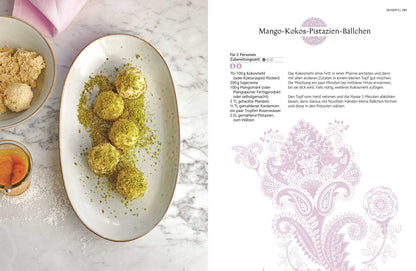 Vier Mango-Kokos-Bällchen, Pistazien, ein Getränk und Geschenkset Achtsame Ayurveda Küche.